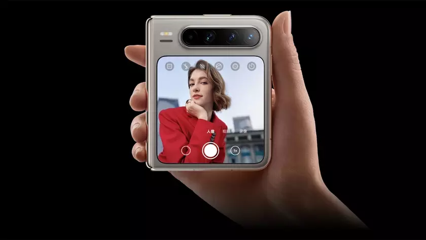 Складной смартфон Huawei Pura X в полусложенном состоянии