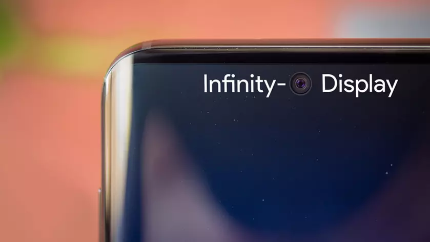 Samsung Galaxy S10 показали на «живой» фотографии