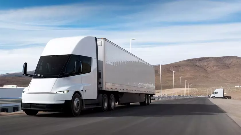 Электрический грузовик Tesla Semi на заводе