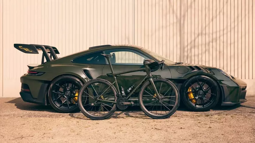 Porsche 911 GT3 RS и Specialized S-Works в одном цвете