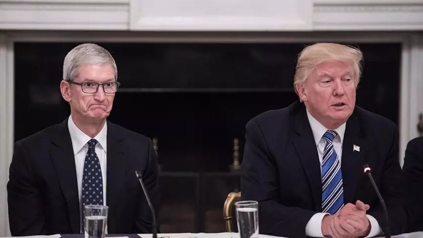 Тим Кук сменил фамилию из-за Дональда Трампа — теперь он Тим Эппл