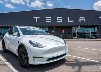 Tesla отзывает 125 000 автомобилей из-за проблем с ремнями безопасности