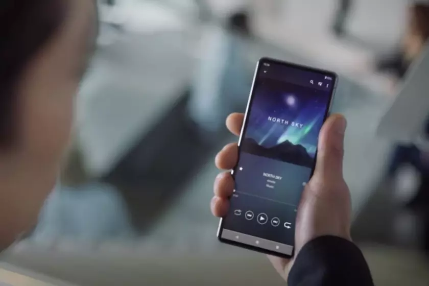 Sony показала в рекламе новых наушников неанонсированный смартфон с подэкранной фронтальной камерой