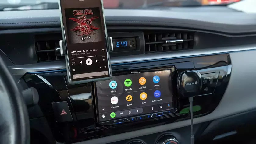 Motorola MA1 продают на Amazon за $69: устройство, которое позволяет использовать Android Auto в машине беспроводным способом