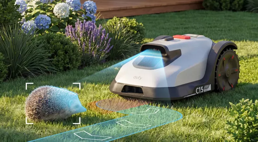 Роботизированная газонокосилка eufy C15 на траве
