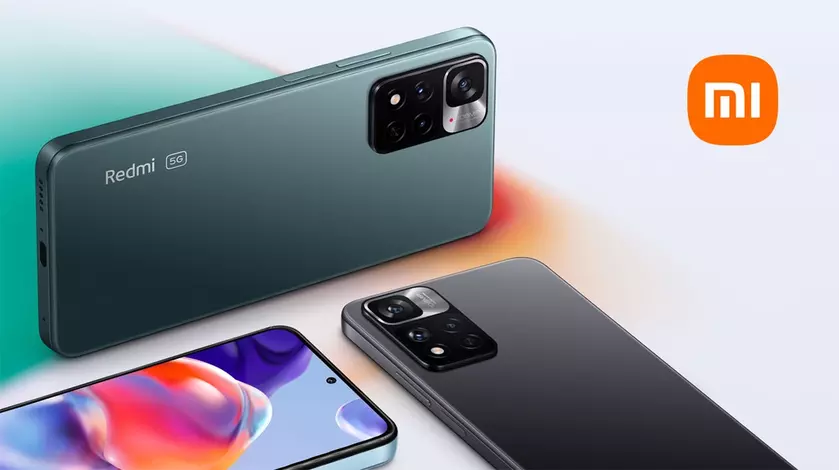 Смартфон Redmi Note на фоне логотипа