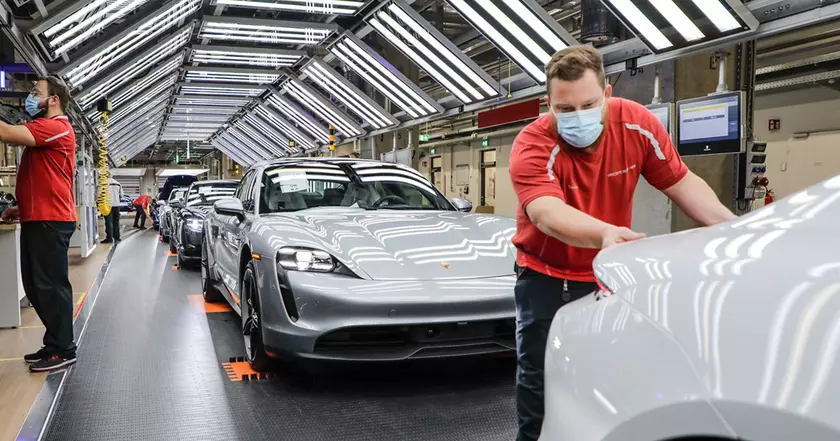 Производство Porsche Taycan: достижения и инновации в электромобилестроении