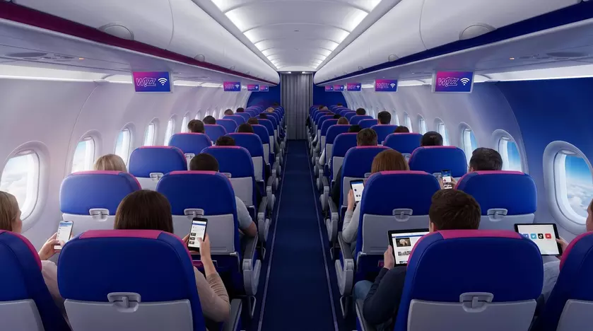 Самолет Wizz Air в полете