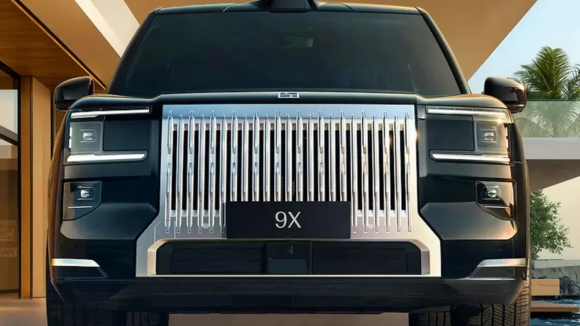 Флагманский кроссовер Zeekr 9X белого цвета