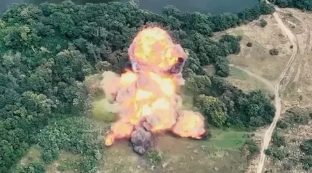 Les forces armées ukrainiennes détruisent un système de lance-roquettes multiples russe Grad avec une arme à sous-munitions.