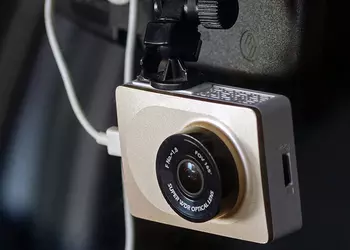 Обзор Yi Smart Dash Camera: умный народный видеорегистратор