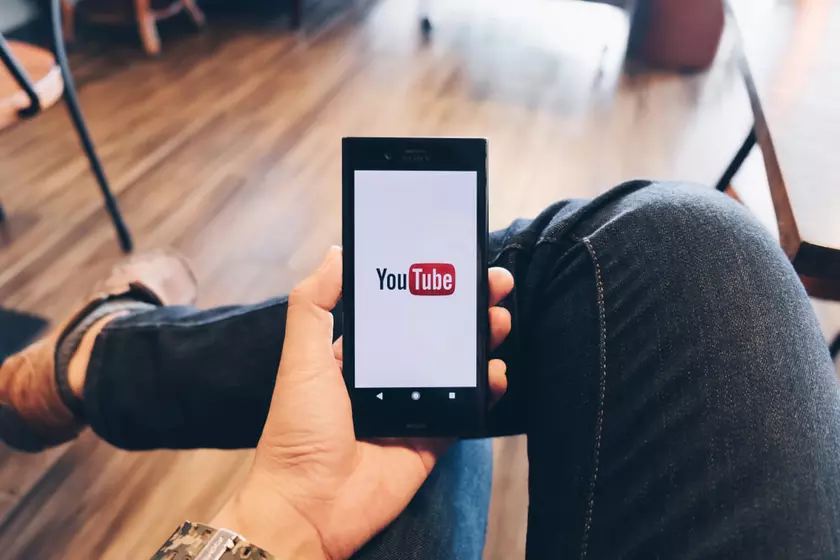 Названы смартфоны, которые лучше всего подходят для просмотра YouTube. iPhone в списке нет