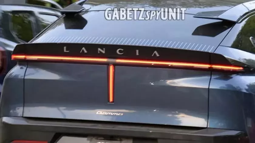 Прототип новой Lancia Gamma во время дорожных испытаний