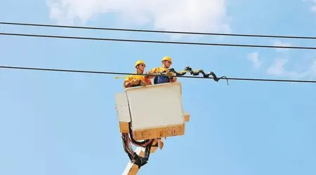 China's snake robots crawl power lines and charge themselves from the wires