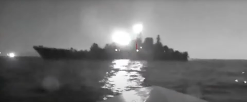 В интернете появилось видео с морского беспилотника, который атаковал большой российский десантный корабль «Оленегорский горняк»