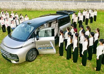 В минивэн Geely Galaxy V900 поместились 42 человека