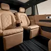 Интерьер салона с кроватью