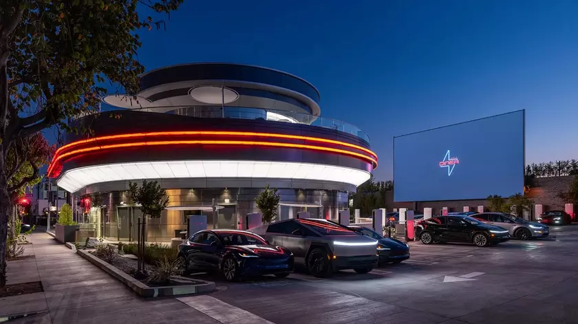 Ретро-станция Tesla Diner с рестораном