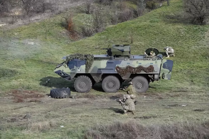Украинские морские пехотинцы используют финские бронетранспортёры Sisu XA-180, они имеют колёсную формулу 6×6, запас хода до 800 км и могут плавать