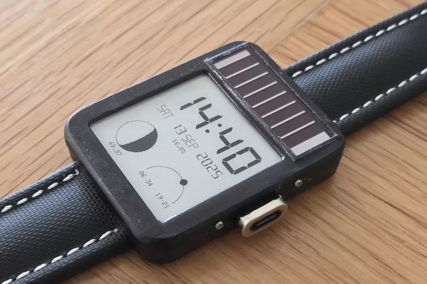 Часы LightInk с солнечной панелью и E Ink дисплеем