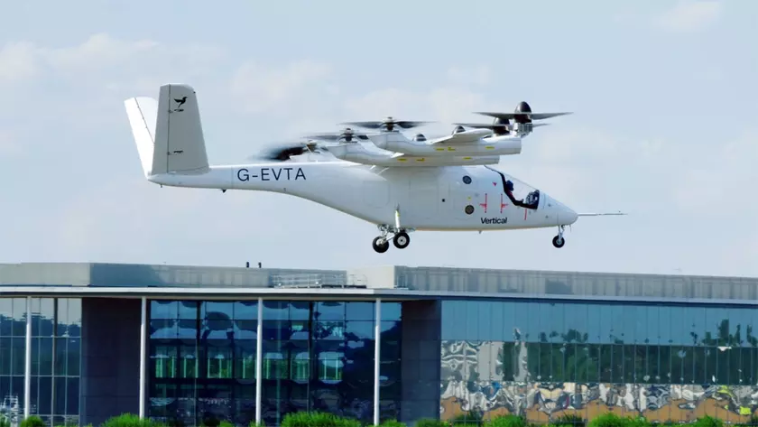 Прототип электрического летательного аппарата Vertical Aerospace в полете