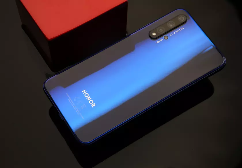 В Украине стартовали продажи Honor 20: до 18 августа действует специальная цена — 11 999 грн