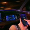 Пассажиры играют в игры в автомобиле Audi