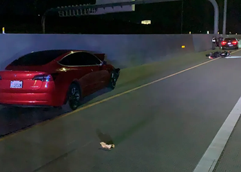 Водителя Tesla обвинили в убийстве мотоциклиста во время использования автопилота