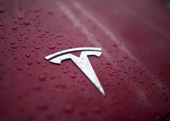 Tesla на обочине: прибыль рухнула на 71%, Маск пообещал “вернуться к работе”