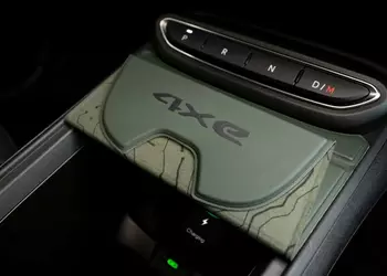 Jeep Avenger (2026): Мягкий пластик вместо «барабанного» и немного больше камер