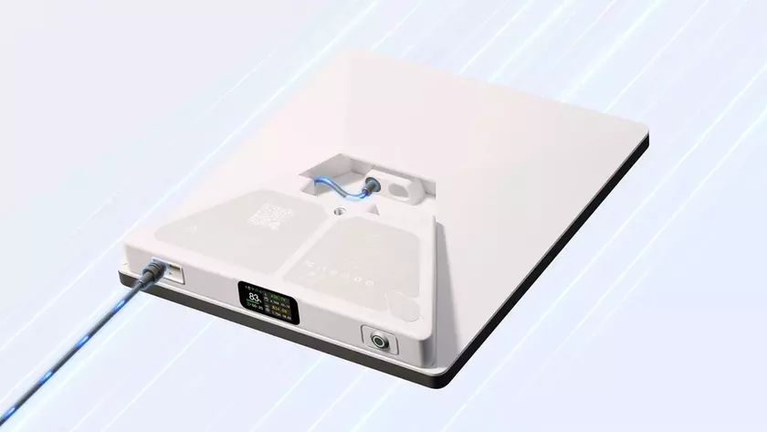 Портативный аккумулятор PeakDo LinkPower 3 рядом с терминалом Starlink