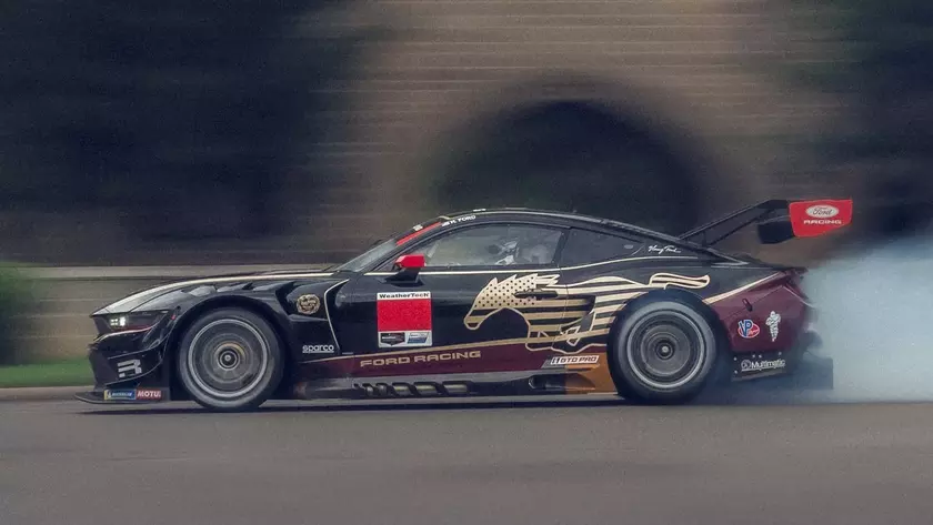 Mustang GT3 в юбилейной ливрее Sweepstakes перед Petit Le Mans