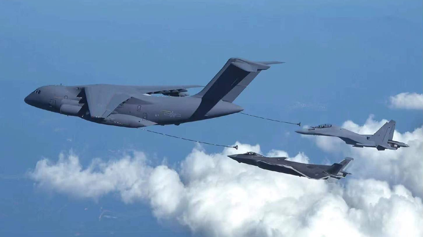 Китай впервые показал, как самолёт Y-20U в воздухе заправляет истребители J-20 и J-16