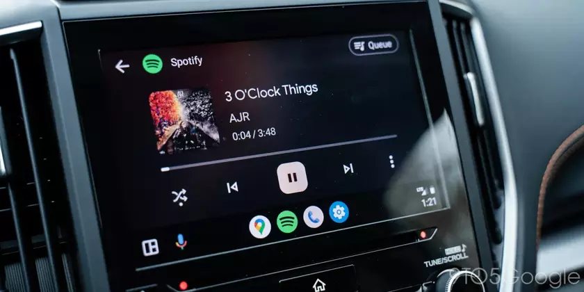 Android Auto внедряет новый интерфейс музыкального плеера для улучшения контроля за рулем