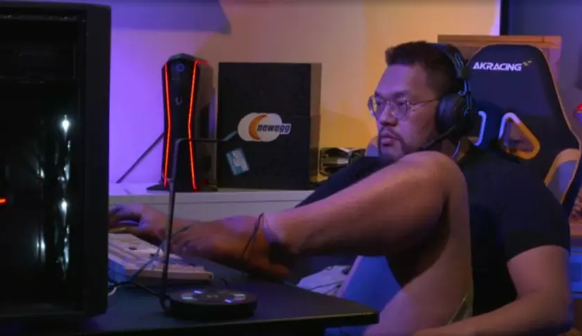Корейский хулиган выиграл чемпионат по StarCraft левой ногой