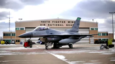 Aux États-Unis, un avion de chasse F-16 Fighting Falcon a abandonné deux réservoirs de carburant au sol en raison d'une situation d'urgence au cours d'une mission d'entraînement.