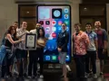 Новый рекорд Гиннесса: блогеры сделали самый большой в мире iPhone 15 Pro Max высотой 2 метра и весом более 200 кг