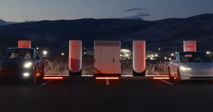Tesla строит отдельные Supercharger-станции для парка роботакси