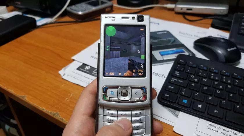 Кадр игрового процесса Half-Life на экране Nokia N95