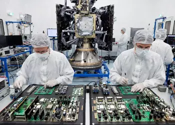 Космический дефицит: почему ИИ-агенты строят спутники вместо людей (которых просто не хватает)
