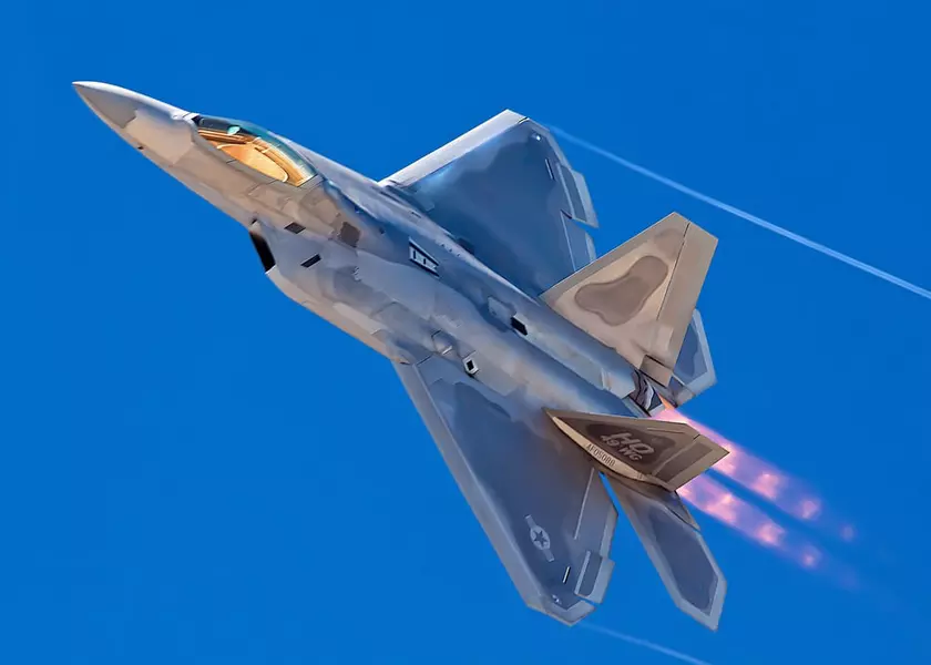Охота на НЛО: F-22 Raptor ракетами Sidewinder уничтожил два неопознанных летающих объекта над США и Канадой