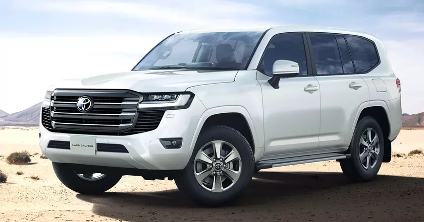 Toyota Land Cruiser 300 с обвесом Modellista на фоне скал