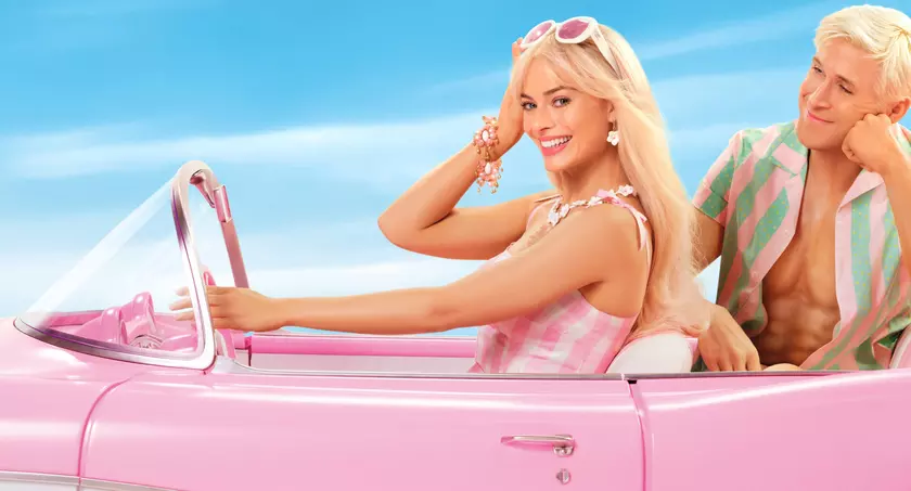 Пластиковая королева "Barbie" обходит по кассовым сборам рекорд, установленный фильмом Marvel "The Avengers", и станет одним из 10 самых кассовых фильмов