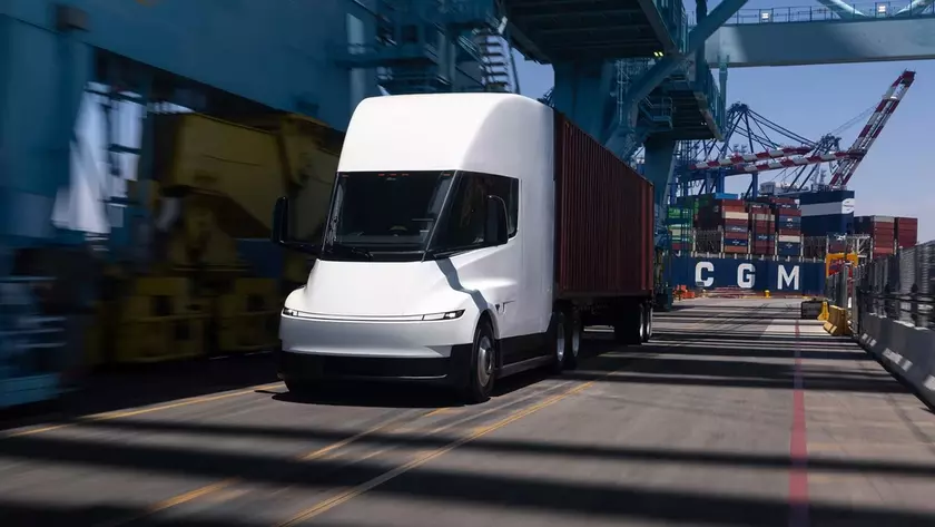 Tesla Semi с прицепом при эксплуатации в порту