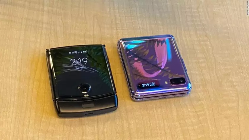 Дроп-тест для Samsung Galaxy Z Flip и Motorola RAZR: кто лучше выдерживает падения?