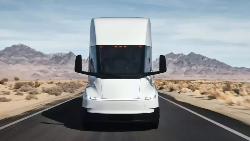 Электрический грузовик Tesla Semi на выставке в Ганновере