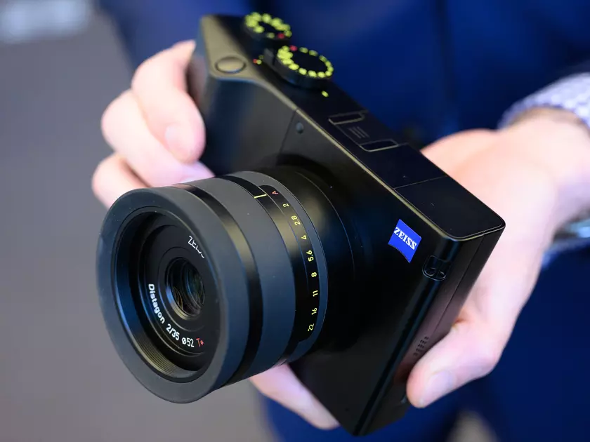 Лучше поздно, чем никогда: камера Zeiss ZX1 с Android на борту стала доступна для предзаказа спустя два года после анонса