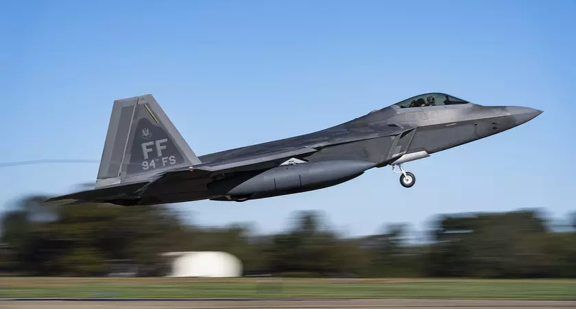 США перебросили на Ближний Восток F-22 Raptor из-за непрофессионального поведения российских самолётов, которые с ракетами летают над американскими базами