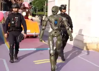 В Китае замечен Робокоп: полиция тестирует гуманоидного-робота T-800 (да, это отсылка на Терминатора)