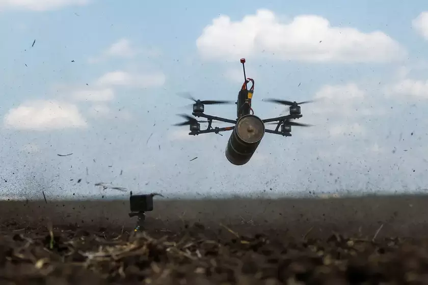 Россия начала применять новые FPV-дроны с оптоволоконными кабелями, которые невидимы для средств радиоэлектронной борьбы